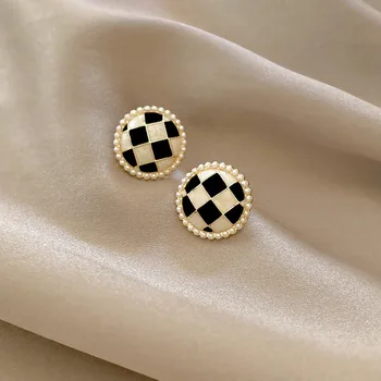 Прости модни геометрични обеци с перли, женски, черно-бели обеци в шахматна дъска модел, дизайнерски украшения във формата на кръг, с чувство за темперамент