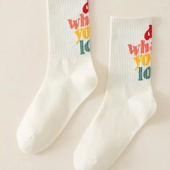 Дамски Забавни Чорапи Среден размер в ивица с букви, Пролет-Есен, Хип-хоп, Бели Спортни Чорапи за момичета, абсорбиращи потта, Удобни Чорапи За Скейтборд